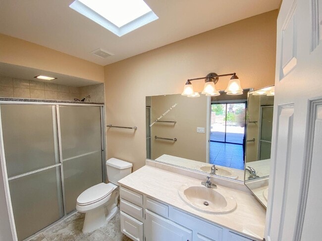 Building Photo - "Charming 2-Bed, 2-Bath Townhouse with Cozy Fireplace in Tucson's Scenic Sunrise Territory neighb...