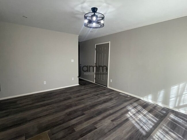 Building Photo - 635 Yacavona St