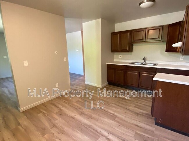 Building Photo - 2523 S Lakecrest Dr