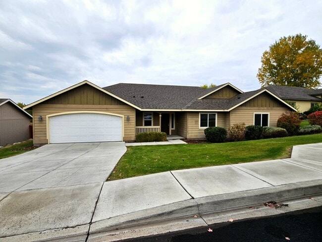 Building Photo - *360 TOUR AVAILABLE* Spacious Ranch-Style ...