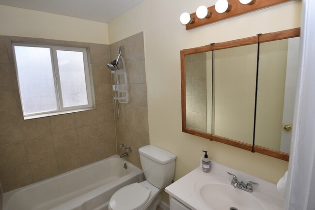 Building Photo - 1640 Shenandoah Dr