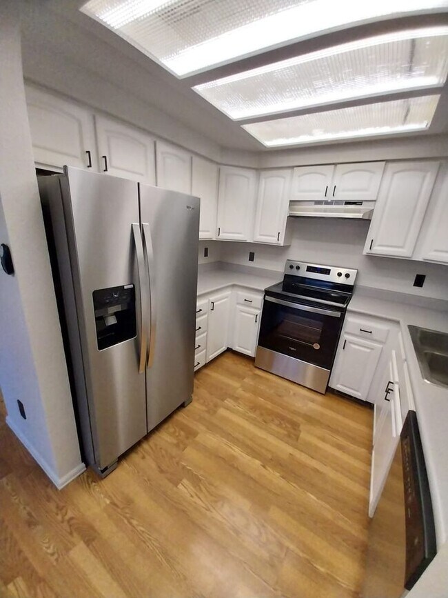 Building Photo - Updated 2 bed 2 bath condo with 1 car gara...