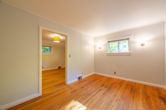 Building Photo - 3-Bedroom Ranch with Updated Kitchen