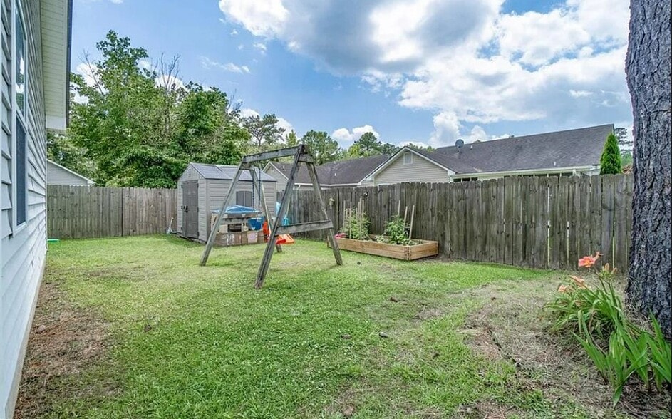Building Photo - 215 Old Oak Rd
