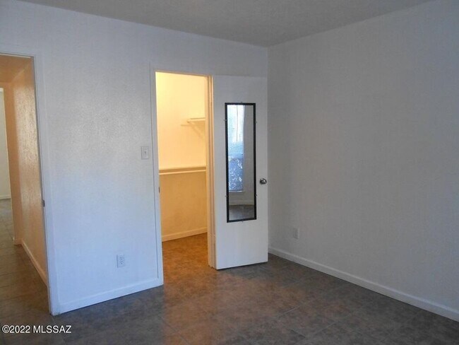 Building Photo - 1620 N Wilmot Rd