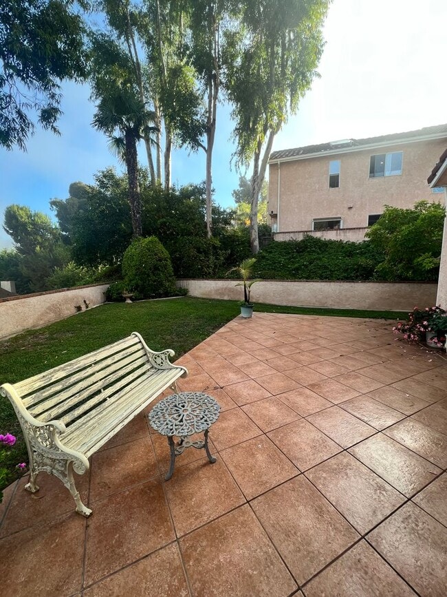 Building Photo - West Ventura - Gorgeous updated three bedroom, 2.5 bath home in Brock Hills
