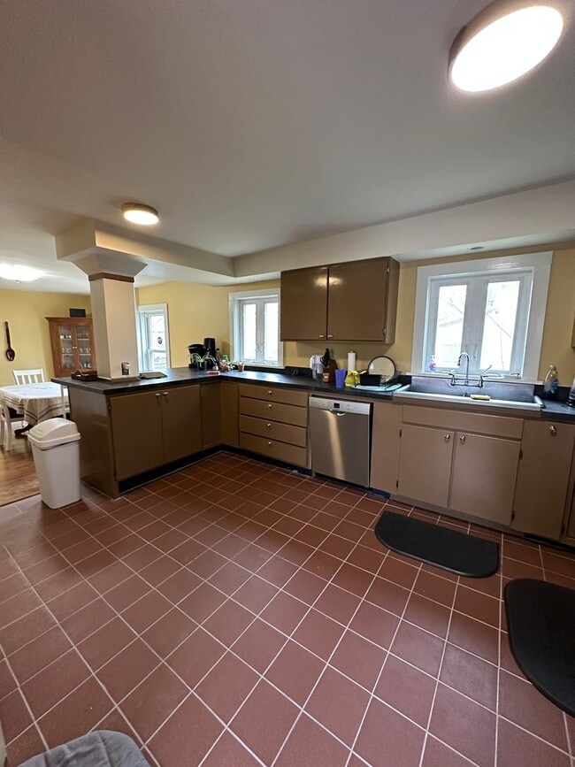 Building Photo - Spacious Single-Family House - Close to Mi...