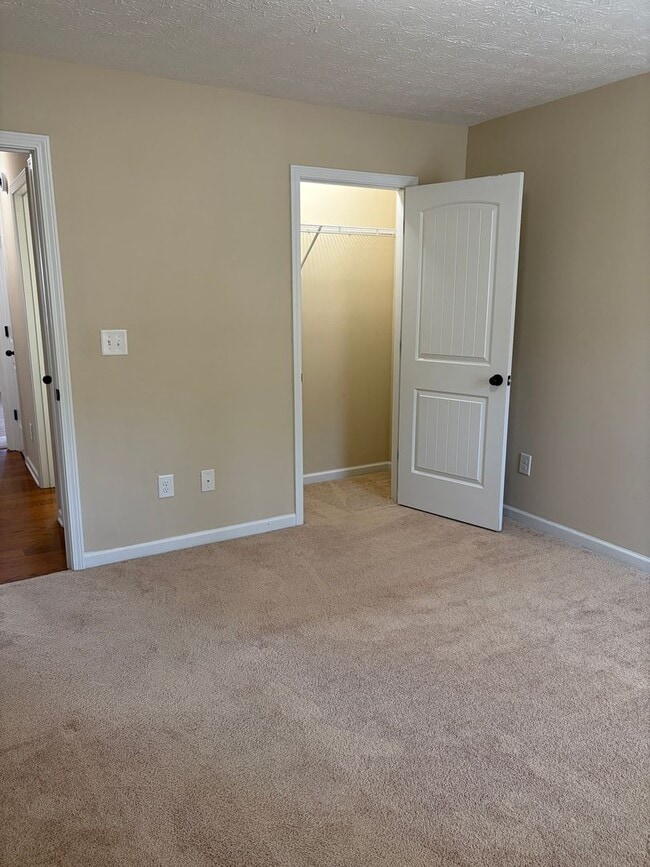 Building Photo - Beautiful Stepless Ranch