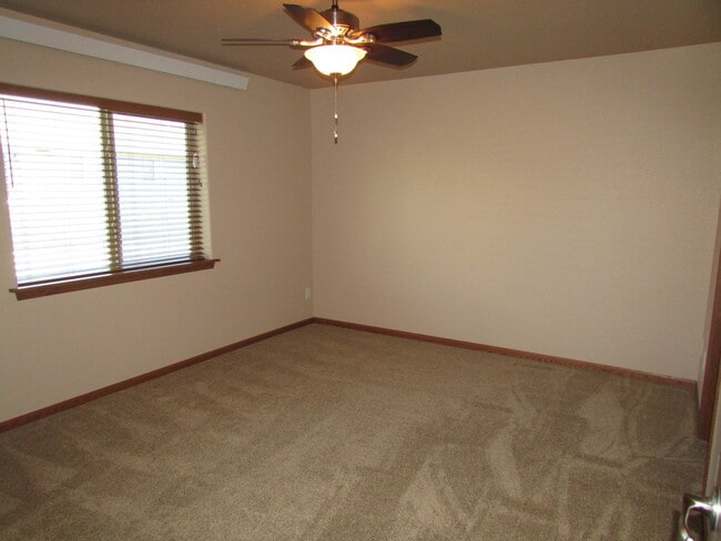 Building Photo - 2 BEDROOM | 2 BATH | DOUBLE GARAGE | SOUTH