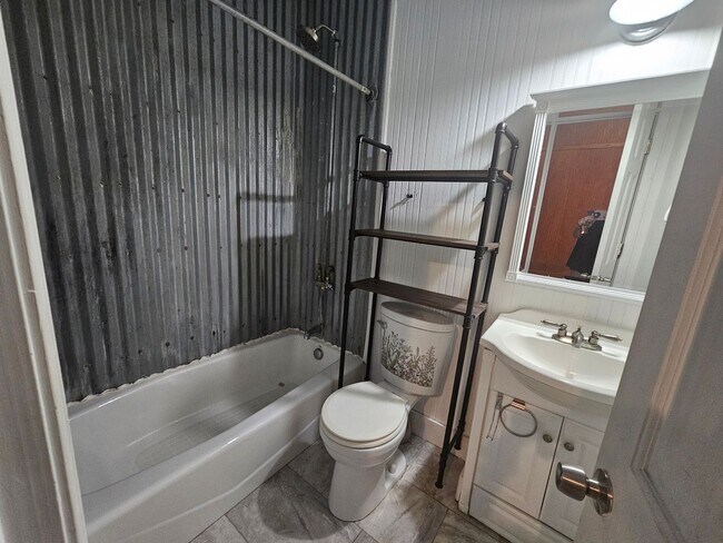 Building Photo - 3 BD / 2 BA Unfurnished - One block to the beach