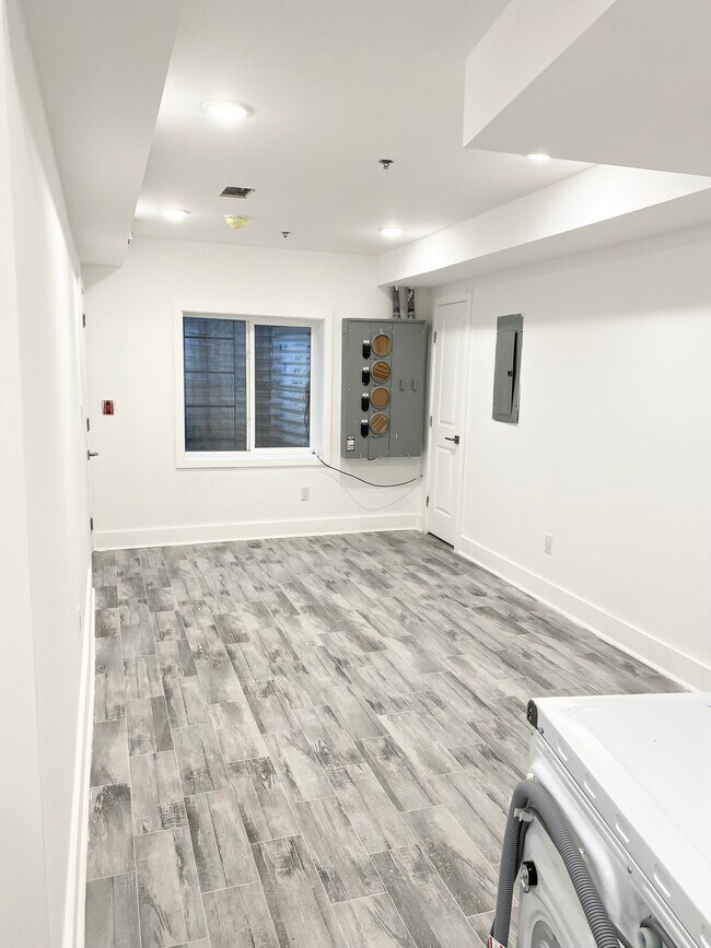 Building Photo - 2425 Frankford Ave