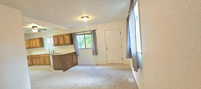 Building Photo - Sweet deal! 3bed/1bath Single Family home in West Seattle