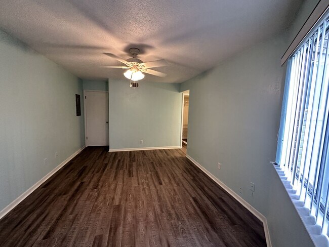 Building Photo - Woodhaven 1st Floor end unit