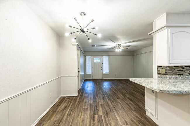 Building Photo - Sleek South Loop Duplex | Updated 2-bed with Garage