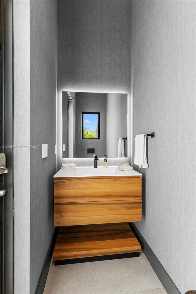 Building Photo - 12911 Oleander Rd