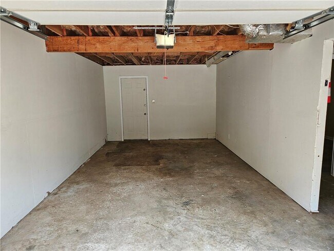 Building Photo - 2002 Smith Dr