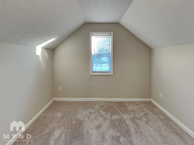 Building Photo - 839 Whitehaven Ln