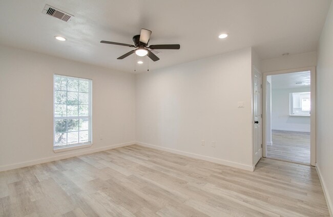 Building Photo - 591 River Plantation Dr