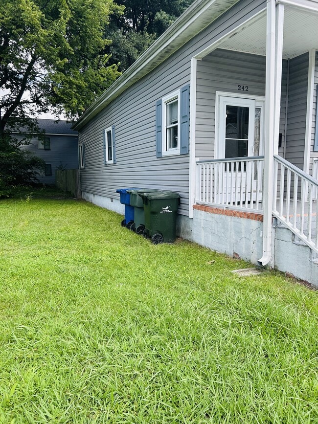 Building Photo - 242 W 28th St