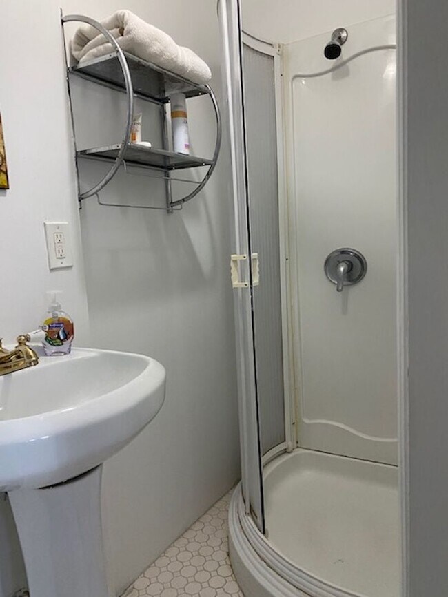 Building Photo - Three Bedroom 3.5 baths Townhouse for Rent...