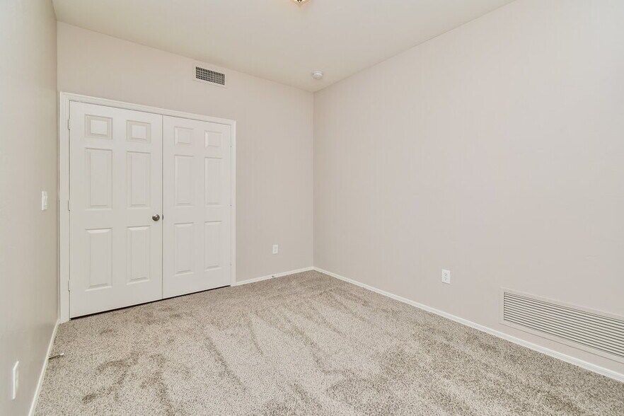 Building Photo - 8757 E Chimney Spring Dr