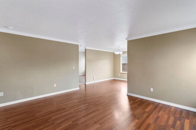 Building Photo - 4 Bed 2.5 Bath - Excellent Condition - Pet...