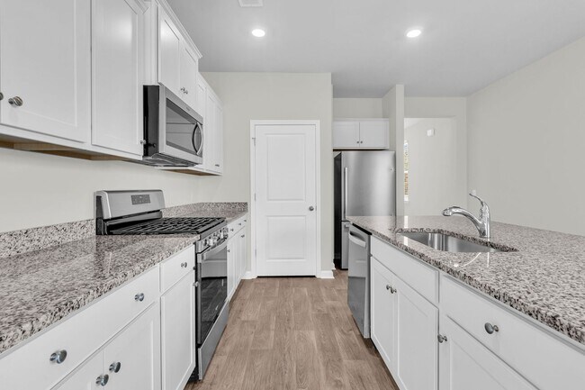 Building Photo - Modern Comfort in the Heart of Ladson