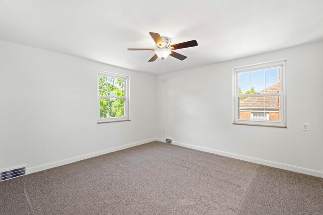 Building Photo - AVAILABLE JULY 1ST!! Don't miss this STUNNING 3 bedroom!