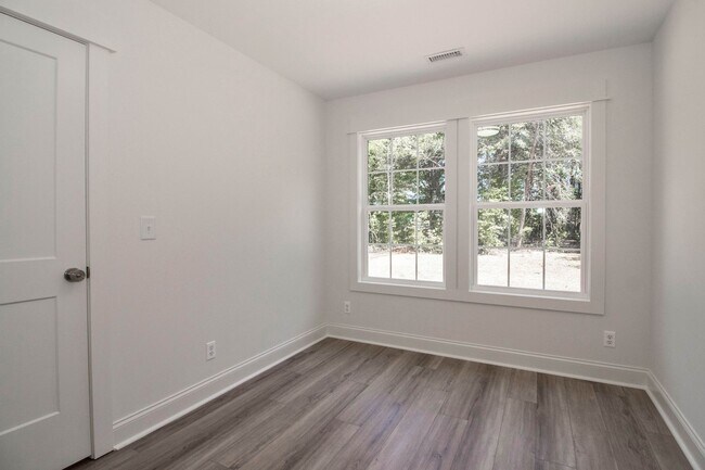 Building Photo - Lux Three Bedroom Townhouse in Sherrills Ford