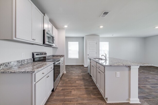 Building Photo - Spacious 4-Bedroom Home in Sought-After Lo...