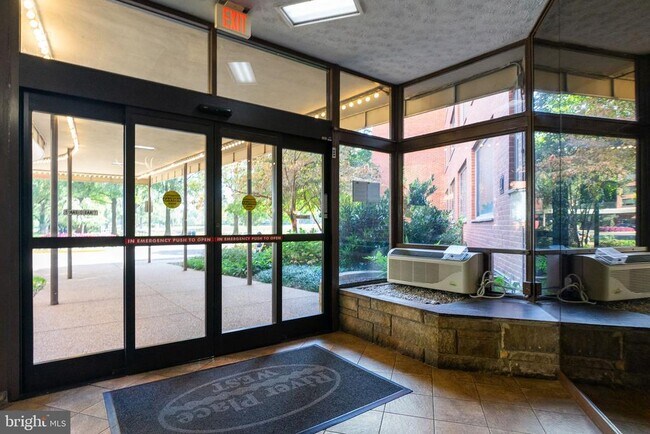 Building Photo - 1111 Arlington Blvd