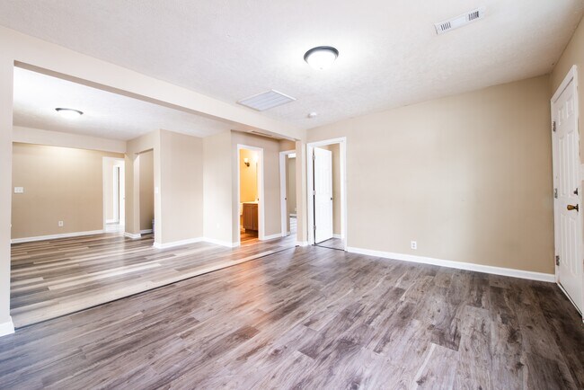 Building Photo - 6610 Elmwood Ave