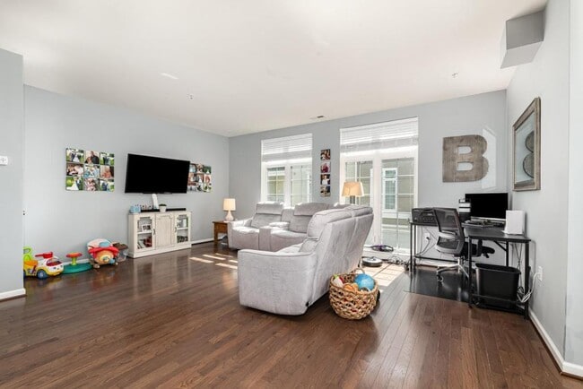 Building Photo - 3034 Meridian Cmns
