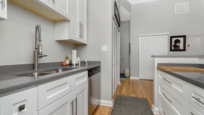 Building Photo - 4938 S Drexel Blvd