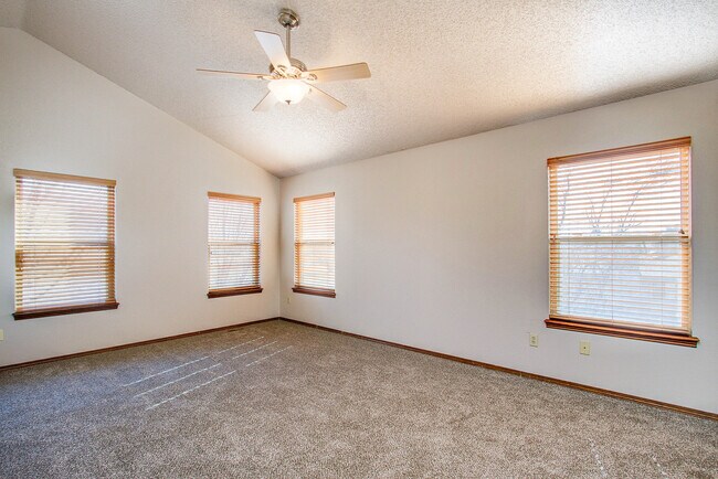 Building Photo - Spacious 4BR Home in Gleneagle!!!