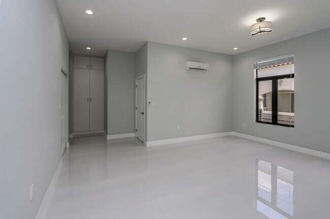 Building Photo - 5126 SW 57th Ave