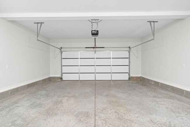 Building Photo - Pet Friendly Three Bedroom!