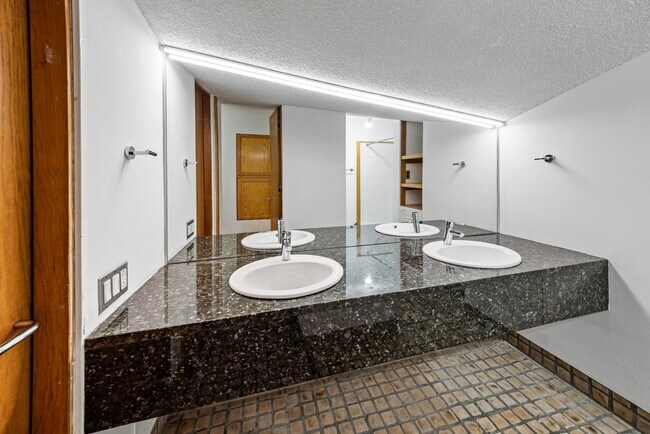 Building Photo - Charming Vintage Second Floor Duplex with In-Unit Laundry in Heart of Oak Park