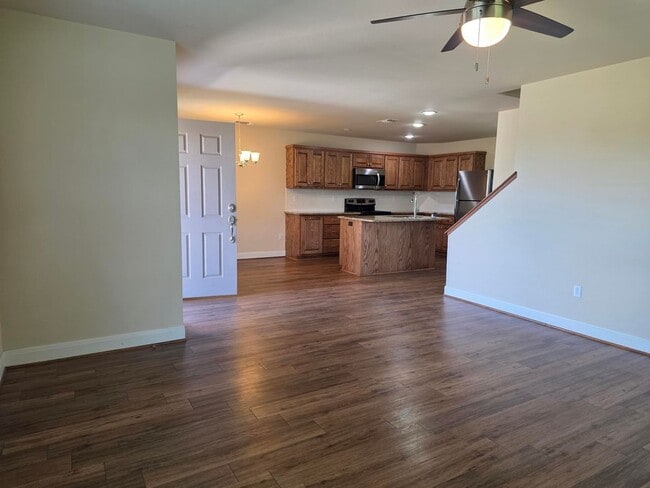Building Photo - FOR LEASE!! Great location!