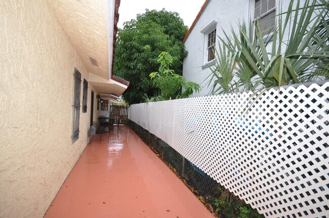 Building Photo - 10 Evergreen Dr