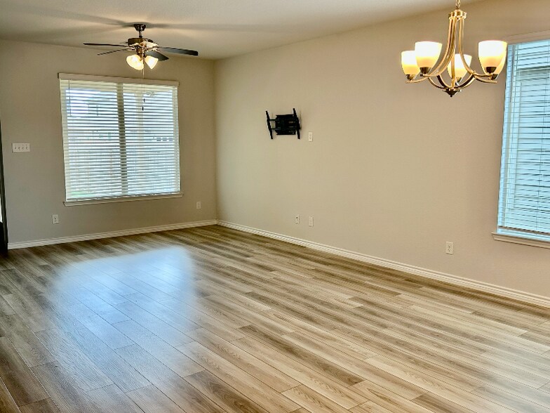 Building Photo - 810 Mineral Wells Ln