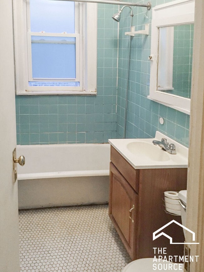 Building Photo - 2010 W Foster Ave