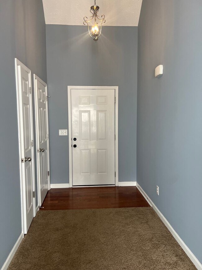 Building Photo - Great location! Close to Everything!