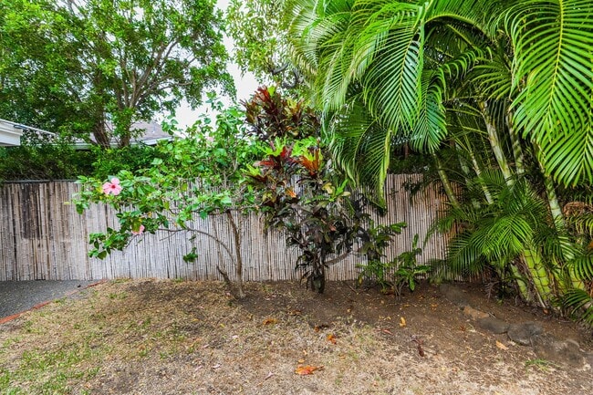 Building Photo - Kahala Avenue Beachside - remodeled 2 bedroom, 1 bath with Luxury Vinyl Plank Flooring
