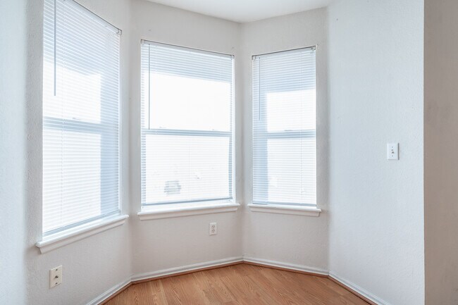 Building Photo - 5700 SE 87th St