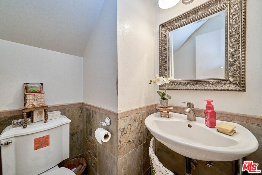 Building Photo - 219 N Isabel St