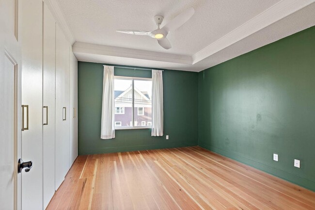 Building Photo - Beautiful 3-bdrm/2.5-bath contemporary craft home w/ lots of character. A/C, fireplace, fenced ba...