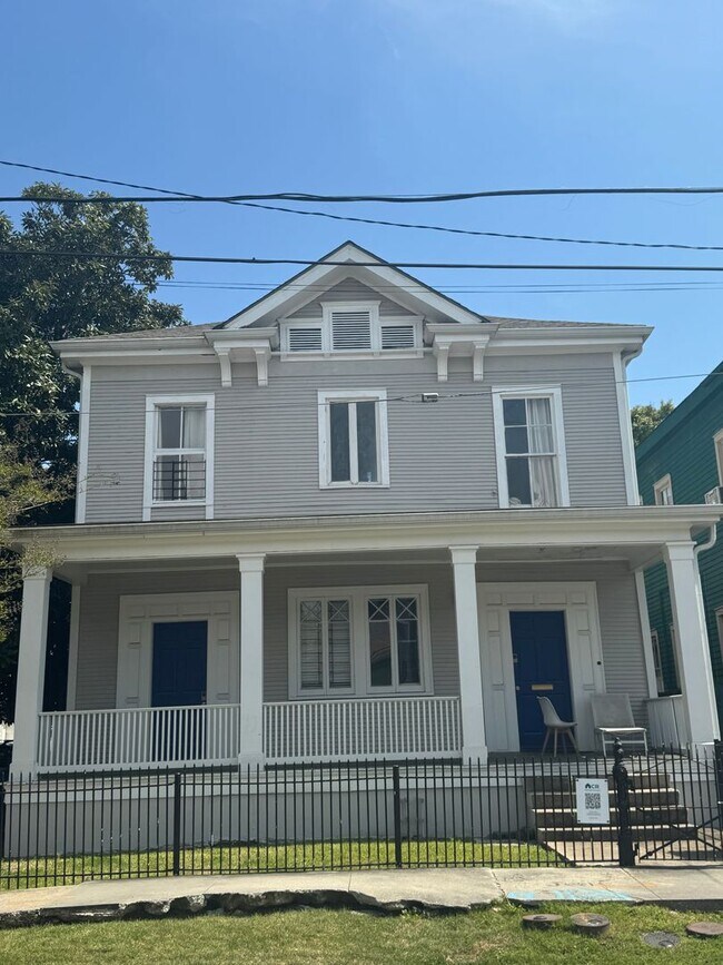 Building Photo - Renovated 2bed steps from Campus ! August 1 Lease