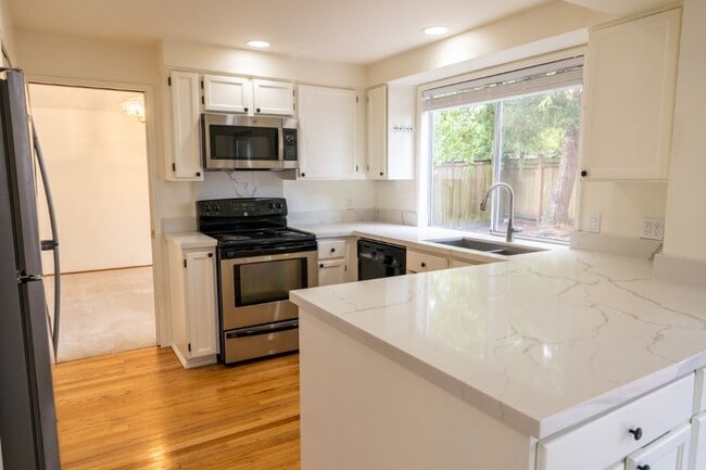 Building Photo - 3bd/2.25ba Sammamish House