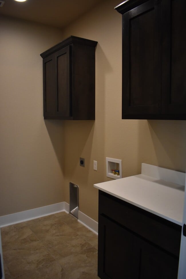 Building Photo - Upscale 4 Bedroom 3.5 Bathroom In The Heart of Fayetteville!!